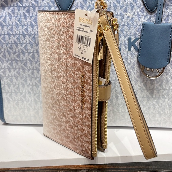 MICHAEL KORS
Jet Set Lg Ombré Logo Double-Zip Wristlet-Wallet-Phone Case Holder - Picture 14 of 16